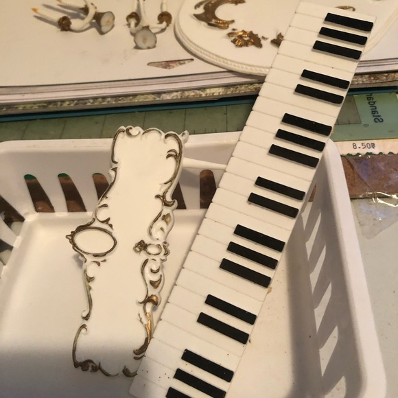 Vintage 1973 Wilton grand piano cake kit with two aluminum pans and candlesticks - Picture 4 of 12